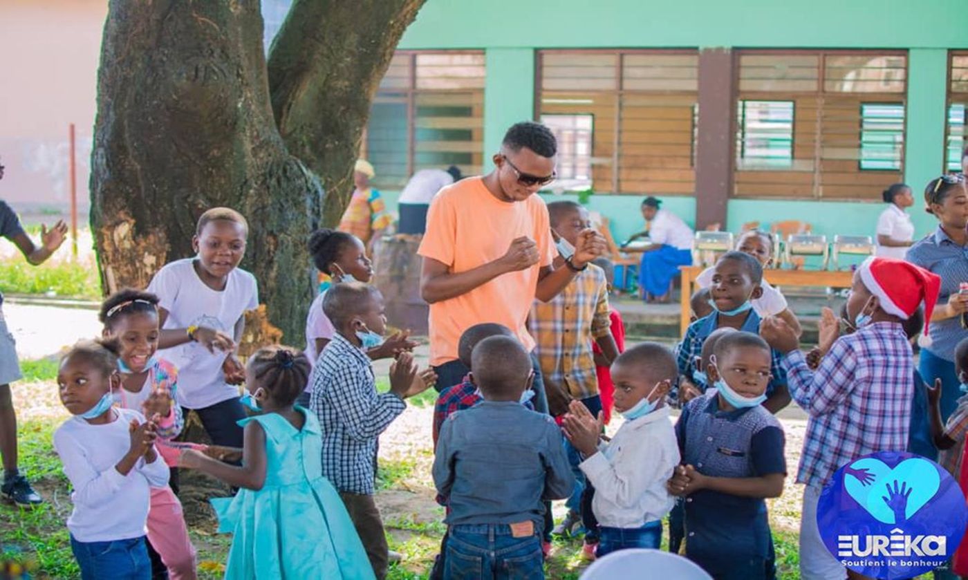 Des enfants accompagnés par Eurêka lors d’une fête
